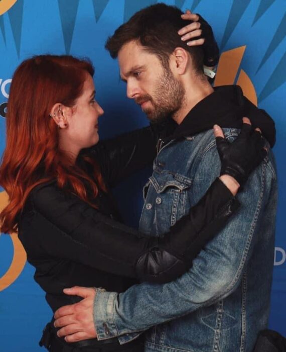 Sebastian Stan mirando a un fan a los ojos; Estas fotos de Sebastian Stan con sus fans te harán desear conocerlo en persona