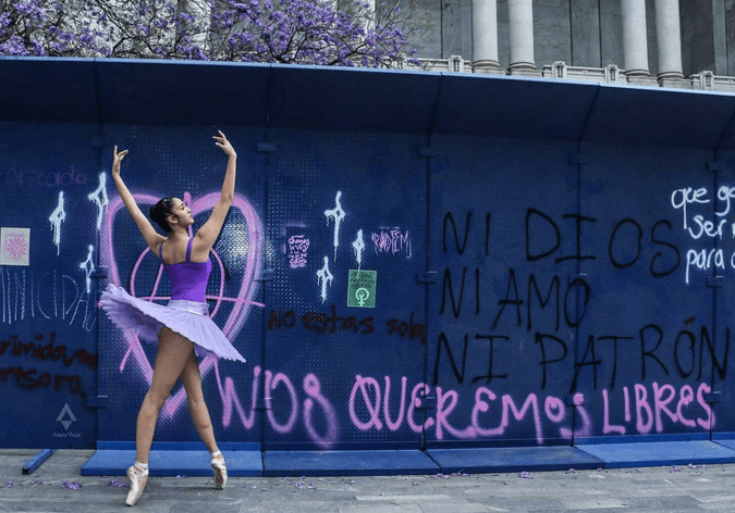 Bailarina de Ballet frente a los memoriales del 8 de marzo bailando