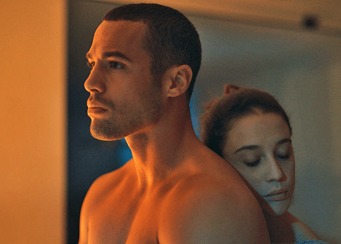 escena de la serie "Toy Boy"