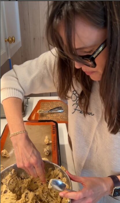Actriz Jennifer Garner haciendo galletas con chispas de chocolate