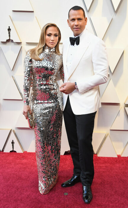 Jennifer Lopez y Alex Rodríguez posando para una alfombra roja