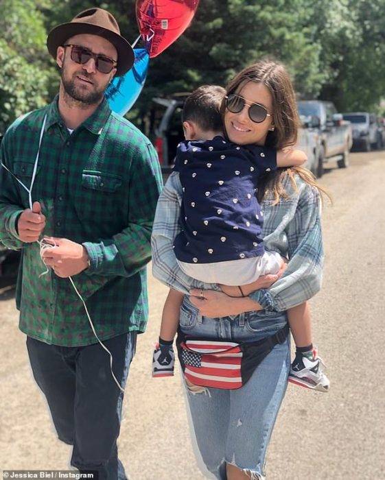 Jessica Biel y Justin Timberlake caminando por un parque de diversiones con su hijo