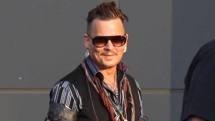 Johnny Depp posando para una foto durante una alfombra roja