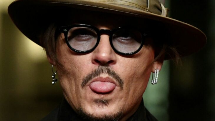 Foto de la cara del actor Johnny Depp sacando la lengua
