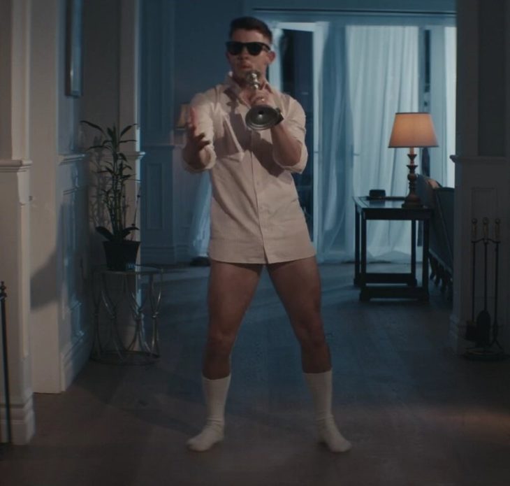 Nick Jonas recreando la escena de la película de Tom Cruise