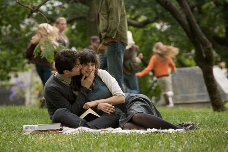 Escena de la película 500 días con ella donde Tom y Summer están en el parque