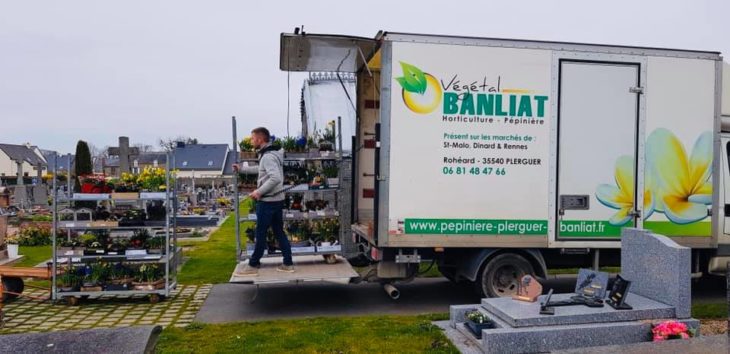 Joven que cerró su tienda de flores, descargando flores en el cementerio 