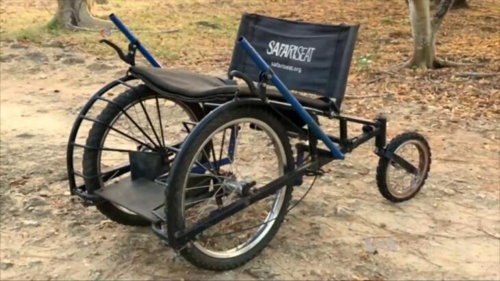 Silla de ruedas hecha con materiales reciclados para personas sin recursos en África