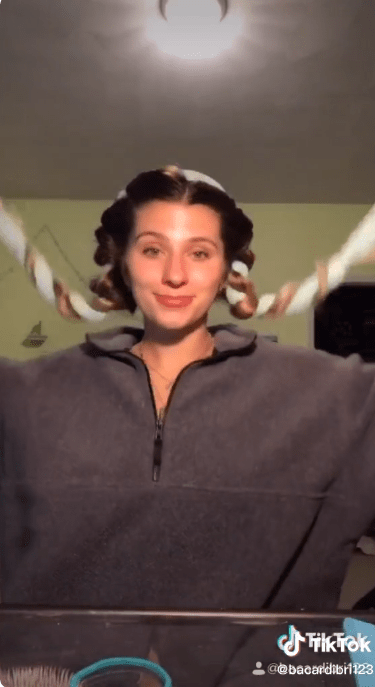 Chica hace ondas hermosas sin tenaza en tiktok