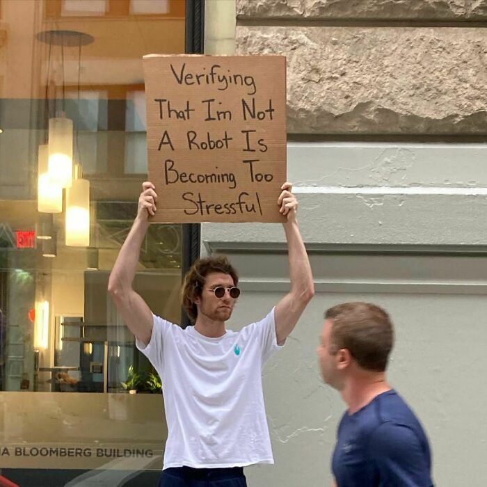 Chico protestando con un cartel en las calles de Nueva York 