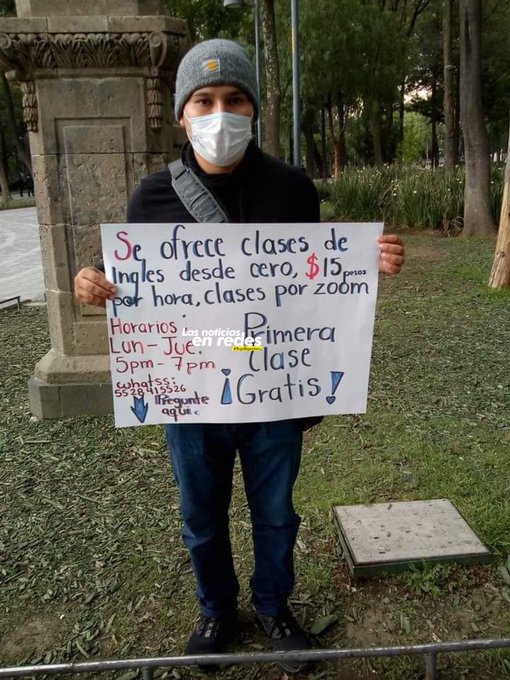 Chico sosteniendo un cartel; Joven ofrece clases de inglés por menos de 1 dólar y se hace viral