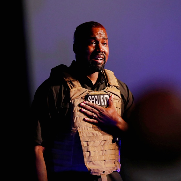 Kanye West llora al dar discurso en Carolina del Norte