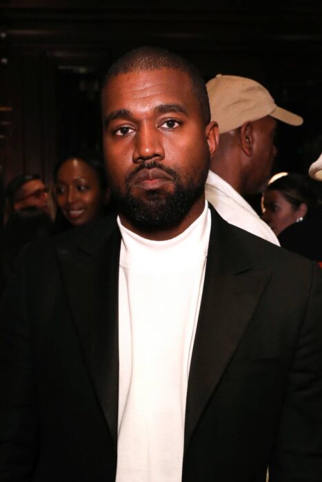 Kanye West posando para una fotografía