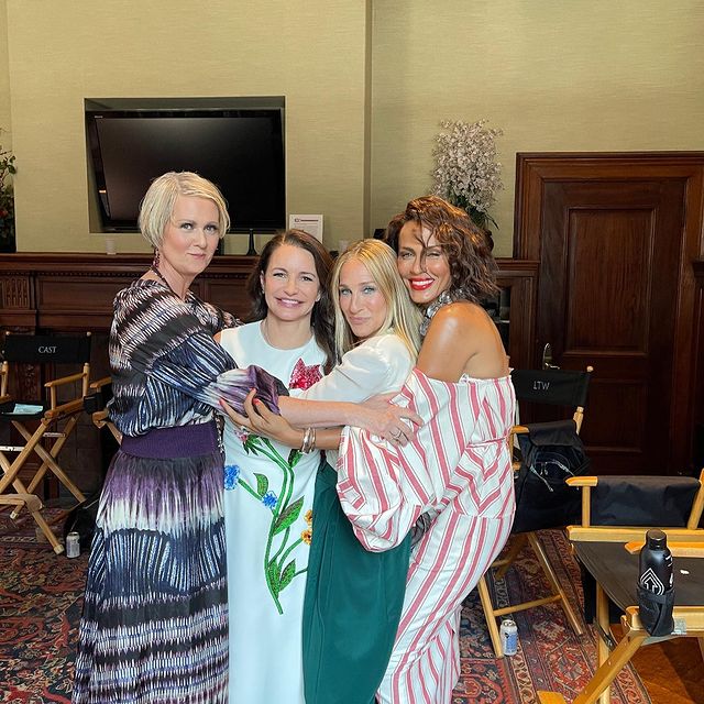 Elenco de Sex and the City abrazadas mientras se toman una fotografía