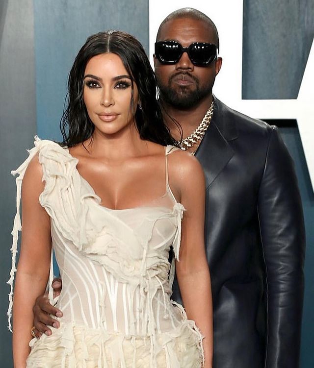 Kim Kardashian y Kanye West; Kim Kardashian se viste novia en concierto de Kanye West