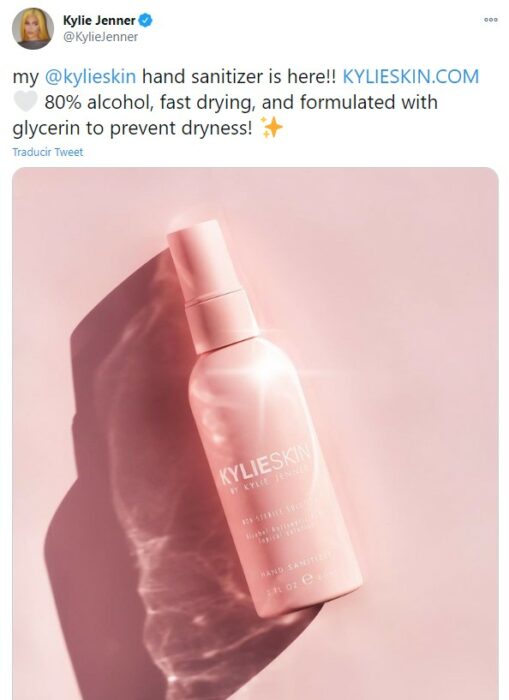 Twitter de Kylie Jenner promocionando su nueva línea de desinfectante de manos