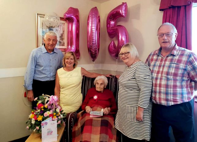 Abuelita celebrando su cumpleaños 105 junto a sus familiares y amigos 