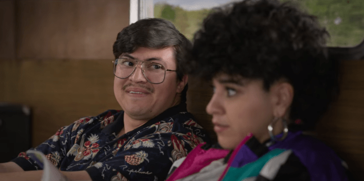 Ricky Vela mirando a Suzzette Quintanilla en la serie