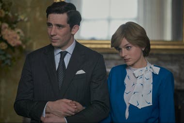 Escena de 'The Crown' en la que aparecen el príncipe Carlos y Lady Di