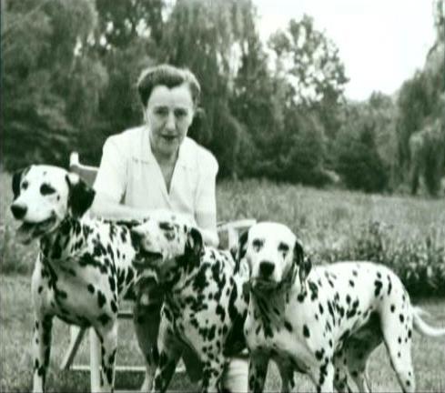 Dodie Smith sosteniendo a sus perros 