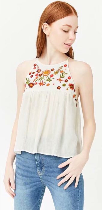 Blusa halter color hueso con bordado en el pecho
