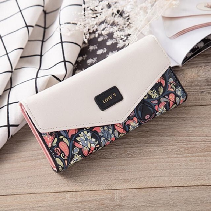 Cartera con estampado de flores y solapa blanca