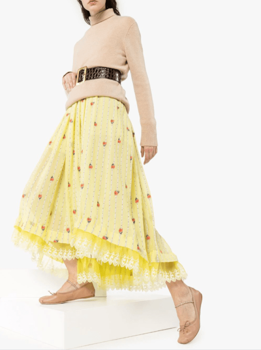 Modelo con suéter beige y falda amarilla con detalles en rojo y bailarinas miu miu bege