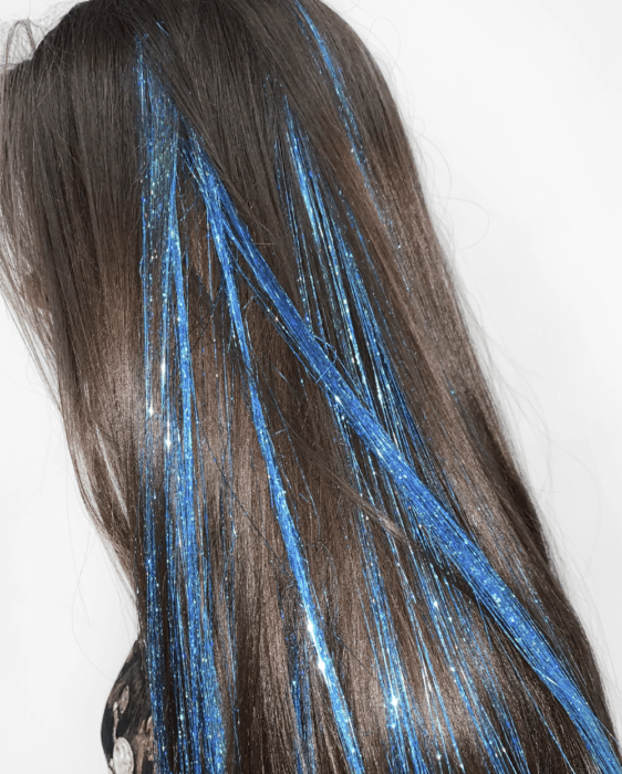 Chic usando extensiones de glitter en el cabello