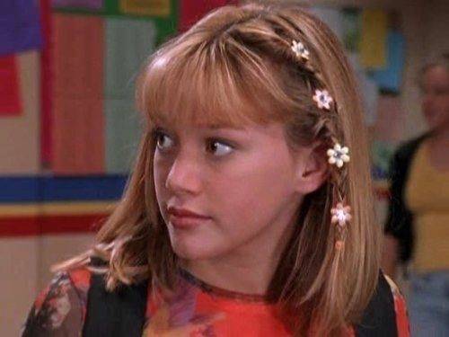 Lizzie McGuire usando pincitas de mariposa