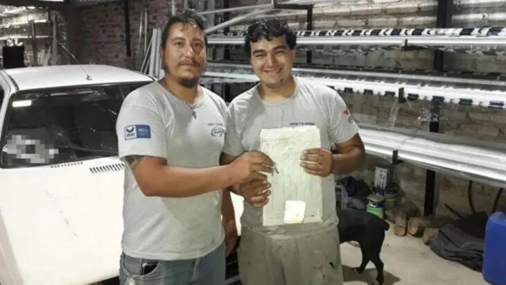 Hombres sonriendo dentro de una vidriería
