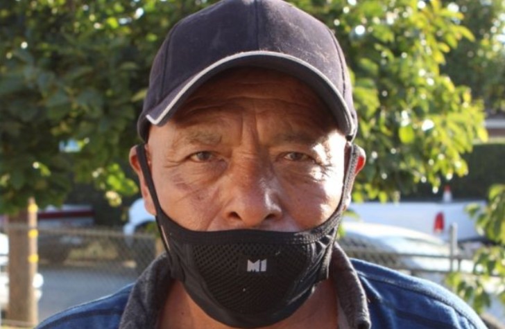 Abuelito llevando cubrebocas negro