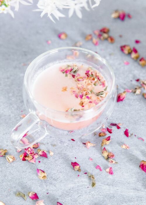 Taza de cristal con Pink Moon Milk para descansar 