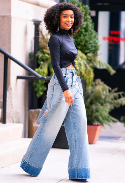 Mujer afroamericana con cabello corto y pantalones holgados