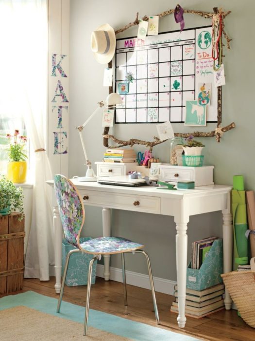 Escritorio blanco, con silla floral y calendario de pizarrón en tonos azules