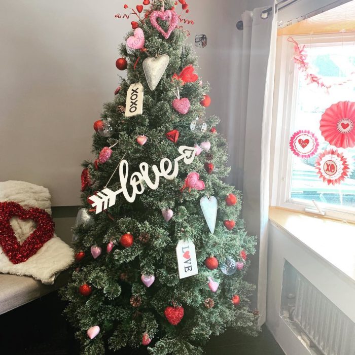 árbol de san valentín decorado con guirnaldas rojas