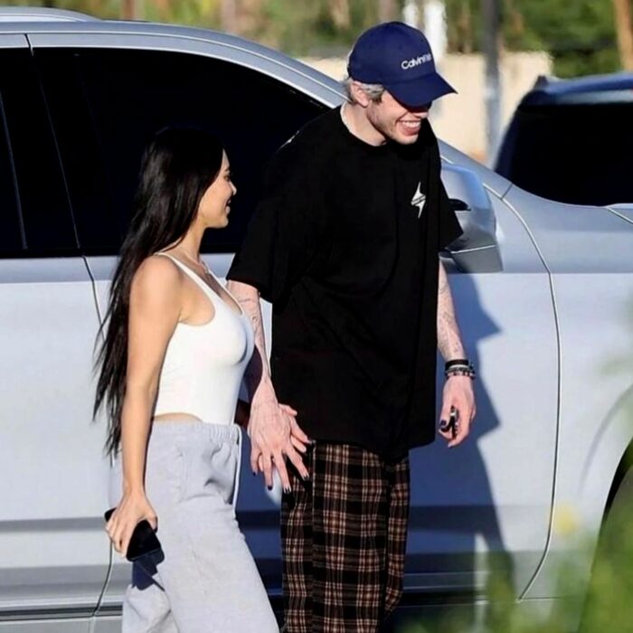 Kim Kardashian y Pete Davidson caminando de la mano