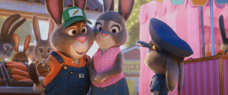 Papás de Judy de Zootopia viendo a su hija coneja vestida como policía