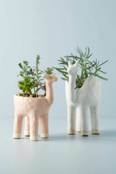 Macetas en forma de llamas, una en color coral y otra en color blanco grisáceo