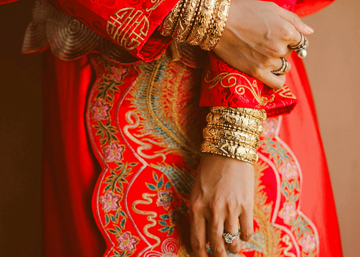 mano de novia en china con vestido típico de la cultura china