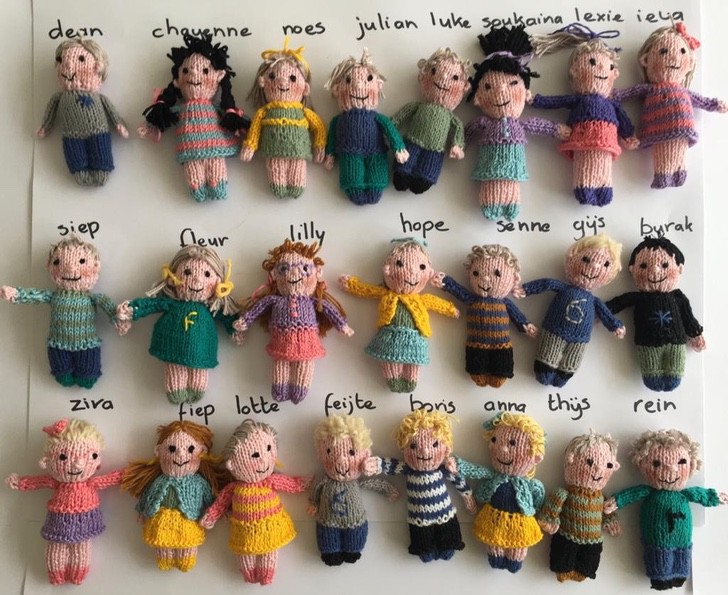Maestra teje muñequitos a cada uno de sus alumnos