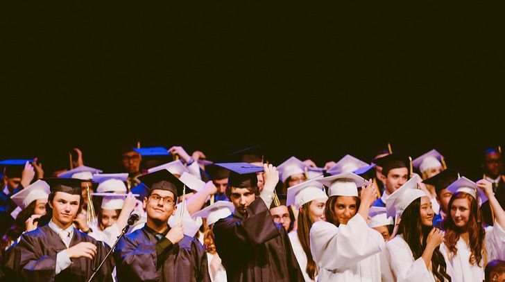 Alumnos celebrando su graduación; Profesor le presta sus zapatos a alumno para que suba al estrado a recibir su diploma (2)