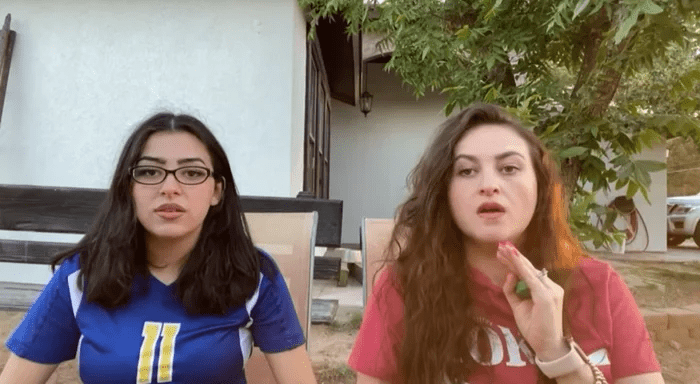 Madre e hija grabando un video en la escuela 