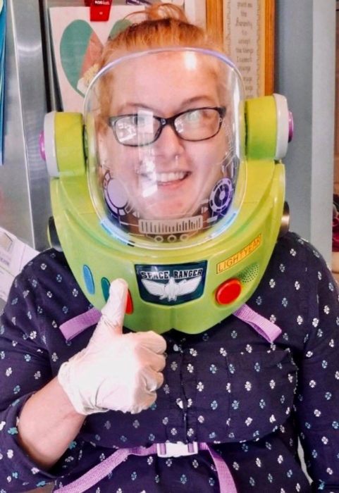 Kelly Hogan Painter; mujer usa máscara de Buzz Lightyear, de Toy Story, para ir al supermercado