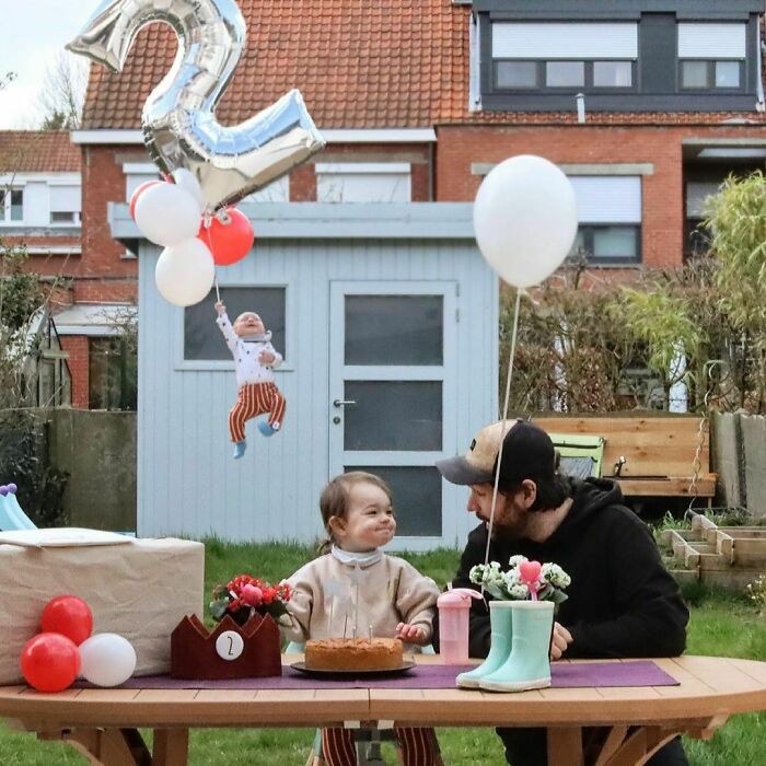 Fiesta de cumpleaños ;Papá le envía a su novia estas fotos cada vez que le pregunta si sus bebés están bien