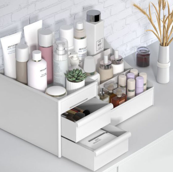 Organización de maquillaje y skin care en artículo de manera con niveles y cajones