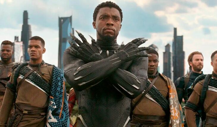 Escena de Black Panther, Chadwick Boseman cruzando los brazos; Marvel confirma fecha de estreno y título para 'Black Panther 2'