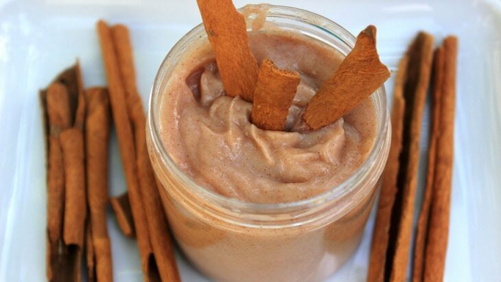 Mascarilla de canela en frasco de vidrio