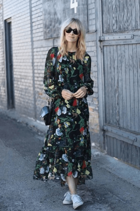 Chica usando un maxivestido mientras posa para una fotografía