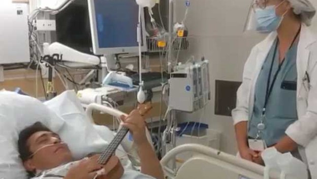 Paciente y doctora cantan juntos 'stand by me'
