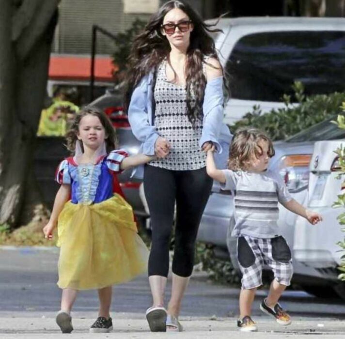 Megan fox paseando junto a sus hijos